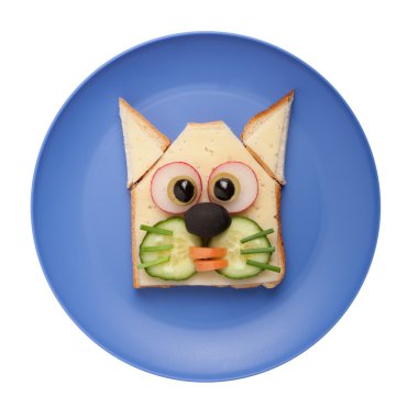 Ekmek, peynir ve sebze yapılmış komik kedi 