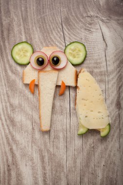 Fil eğlenceli yapılmış peynir ve ekmek 