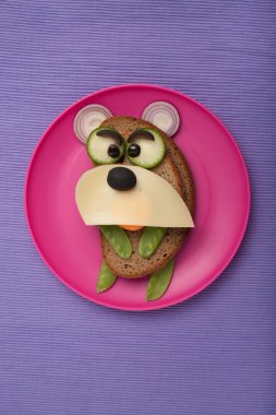 Ekmek ve sebze ayı eğlenceli yapılmış