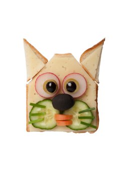 Kızarmış ekmek, peynir ve sebze yapılmış komik kedi