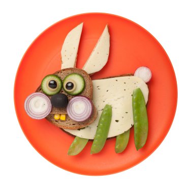 Ekmek ve sebze sürpriz tavşan yapılmış 