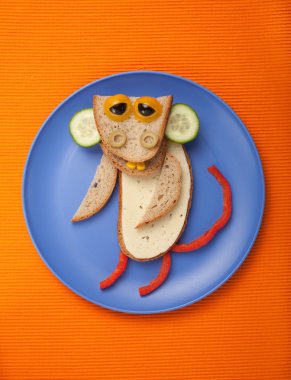 Komik maymun ekmek, peynir ve sebze yapılmış