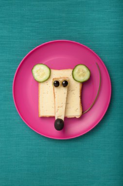 Ekmek ve peynir yapılmış komik fare 