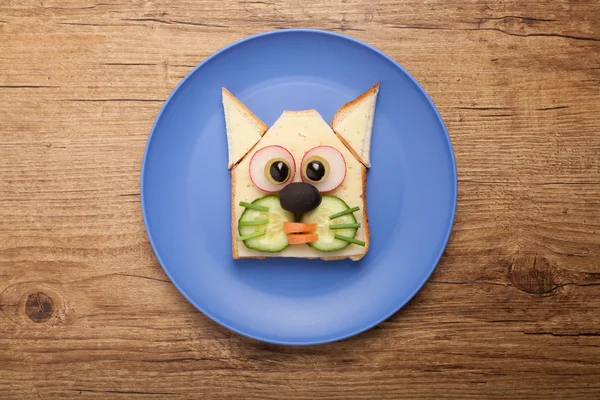 Lustige Katze aus Toast, Käse und Gemüse — Stockfoto