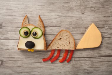 Ekmek, peynir ve sebze eğlenceli sincap yapılmış 