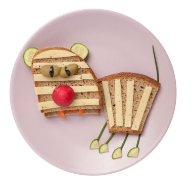 Üzgün kaplan peynir ve ekmek 