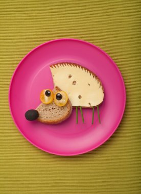 Ekmek ve peynir yapılmış kirpi 