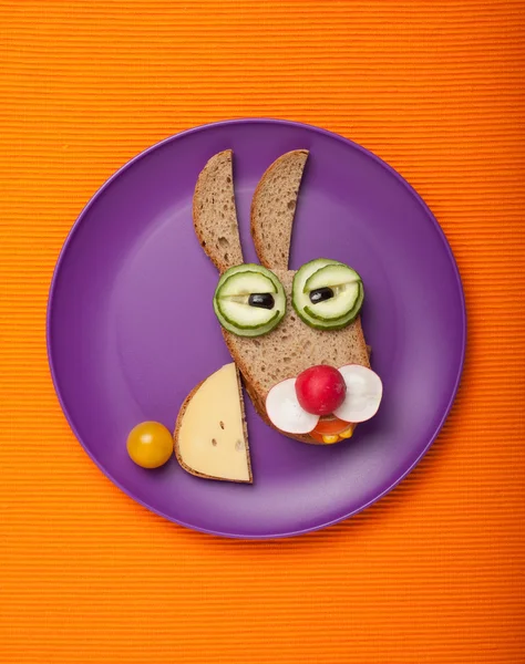Lustiger Hase aus Brot und Gemüse — Stockfoto