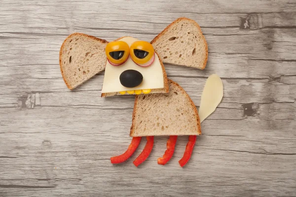 Smutny pies z chleba i warzyw — Zdjęcie stockowe