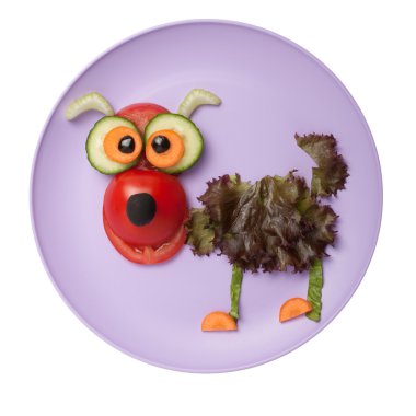 Domates, salata ve salatalık yapılmış komik köpek 