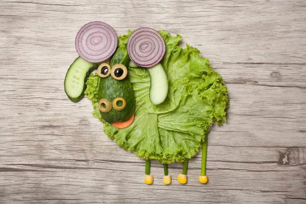 Fun Food Idee Für Kinder Widder Aus Gemüse Auf Orangefarbenem Stockbild