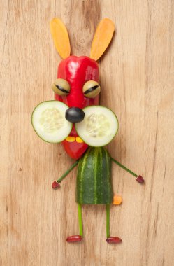 Ahşap arka plan üzerinde sebze tavşan