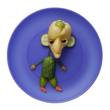 Mavi plaka üzerinde sebze canavar