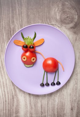 Komik boğa sebze plaka üzerinde yapılan