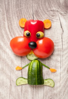 Ahşap arka plan üzerinde sebze hamster