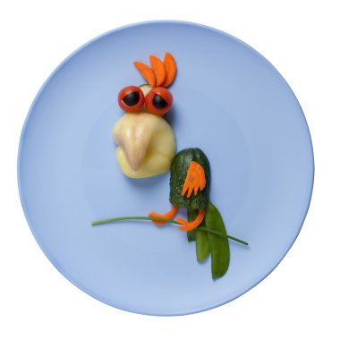 Sebze mavi plaka üzerinde yapılan papağan