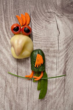 Ahşap arka plan üzerinde sebze papağan