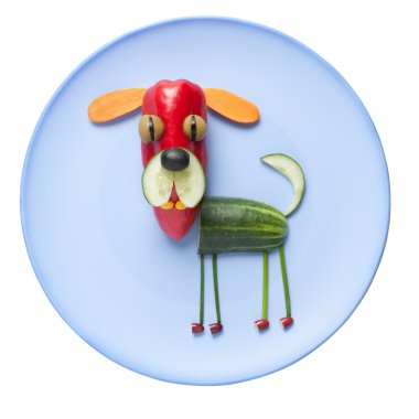 Mavi plaka üzerinde komik sebze köpek