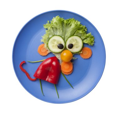 Sebze mavi plaka üzerinde yapılan maymun