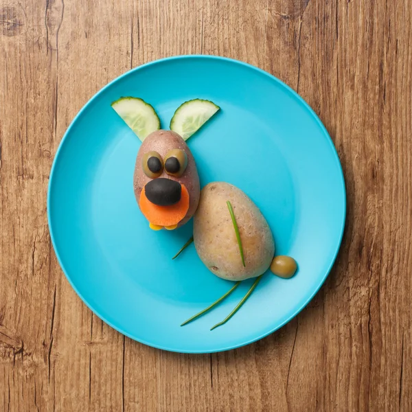 Legrační zajíc z brambor na modrou desku — Stock fotografie