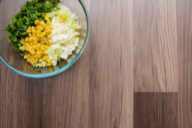 cam bir tabak salata