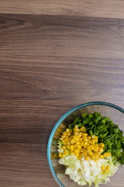 cam bir tabak salata