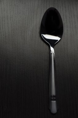 siyah bir masada çatal bıçak takımı