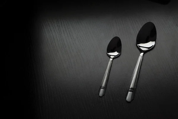 Siyah bir masada çatal bıçak takımı — Stok fotoğraf
