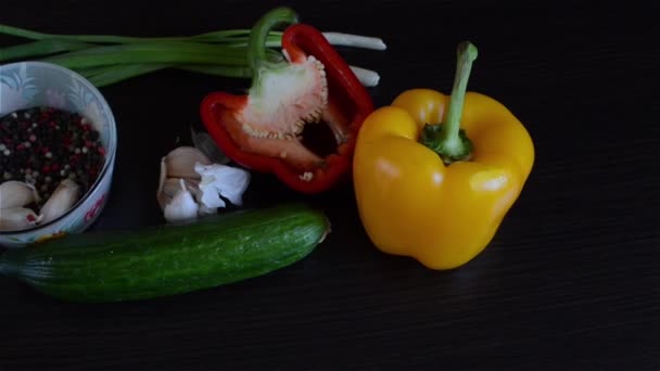 Овощи на столе — стоковое видео
