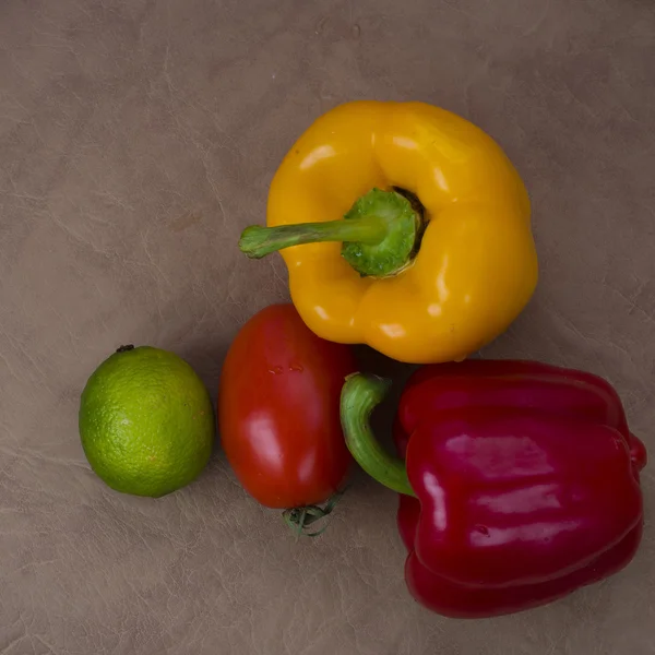 Овощи на столе — стоковое фото