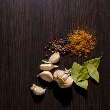 Masanın üzerine baharat