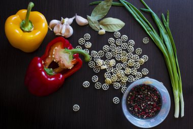 Makarna ve çeşitli sebzeler