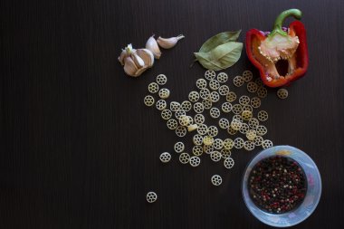 Makarna ve çeşitli sebzeler