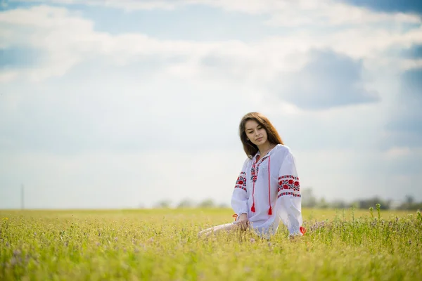 Menina em vestido nacional — Fotografia de Stock