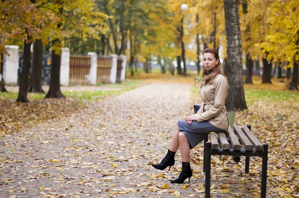 Meisje in de herfst park — Stockfoto