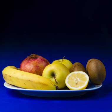 Nar elma bir plaka üzerinde limon