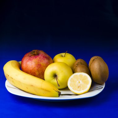 Nar elma bir plaka üzerinde limon