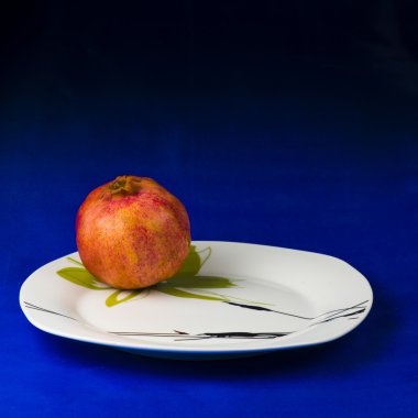 Mavi bir arka plan üzerine nar