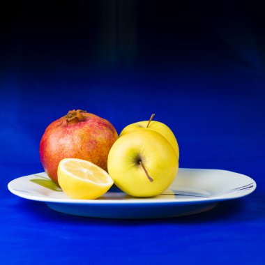 Nar elma bir plaka üzerinde limon