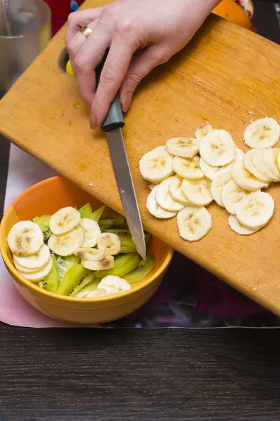 Skär bananer och kiwi — Stockfoto