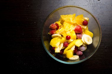 Cam kasede meyve salatası