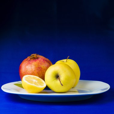 Nar elma bir plaka üzerinde limon