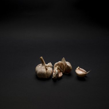 sarımsak siyah masada