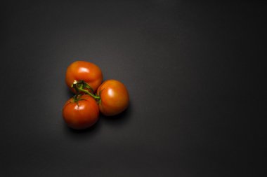 siyah bir tablo üzerinde domates