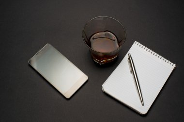 konyak not defteri kalemi siyah bir tablo üzerinde