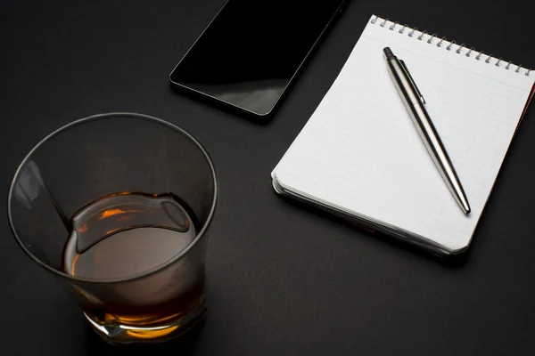 Коньячна блокнотна ручка на чорному столі — стокове фото