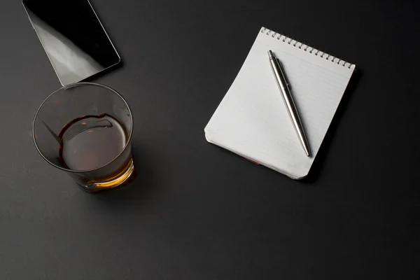 Cognac Jegyzettömb tollal egy fekete tábla — Stock Fotó