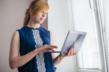 cihaz 2 in 1 ultrabook ile çalışan kadın