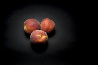 Şeftali koyu arka plan üzerinde