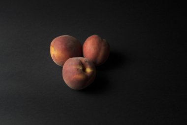 Şeftali koyu arka plan üzerinde